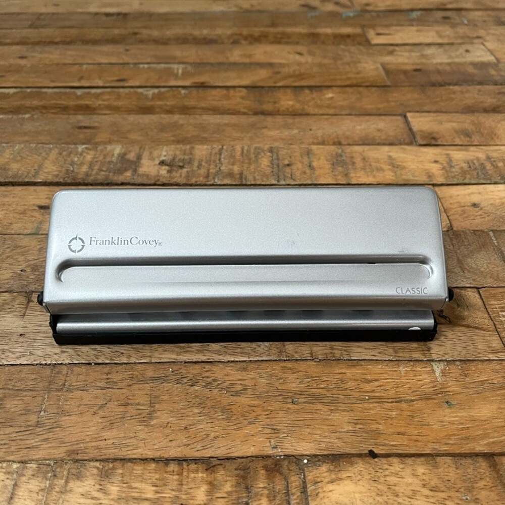 Franklin Covey Classic 7-Hole Metal Paper Punch Gray 7.5 in